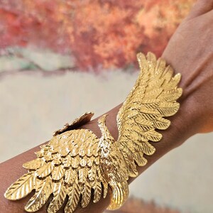 Yellow Gold Large Eagle Bracelet, Arm Jewelry, Fashion, Dramatic, Maximalist, Egyptian, Falcon, Spiritual, Bird Design imagem 2