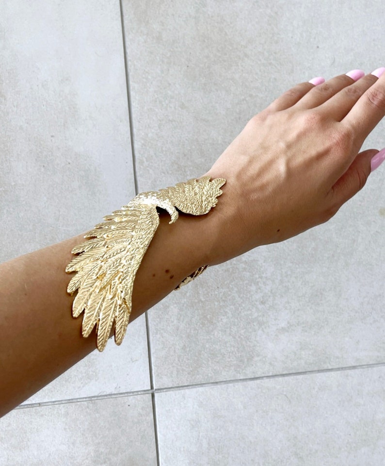 Yellow Gold Large Eagle Bracelet, Arm Jewelry, Fashion, Dramatic, Maximalist, Egyptian, Falcon, Spiritual, Bird Design imagem 4