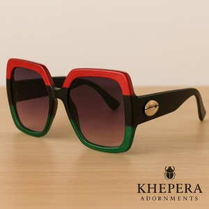 Färgblock, röd, svart, grön, överdimensionerade solglasögon med kaurisnäcksdetaljer, Khepera-dekorationer bild 2