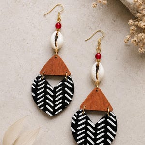 Orecchini pendenti tribali in legno acrilico con conchiglie di ciprea, ispirati all'Africa, con motivo tribale etnico, gioielli da festival, stile boho, regalo alla moda.