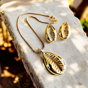 Vergulde sieradenset met kaurischelp: boho tribal ketting en oorbellen