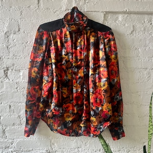 80s Blouse in warm floral print and black shoulder accents
