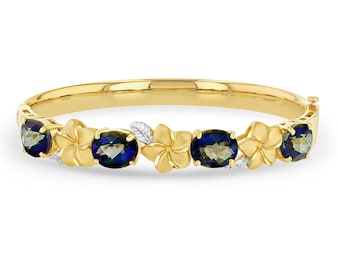 Puede incluir: Un brazalete de oro con piedras preciosas azules engastadas en diseños con forma de flor.