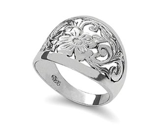Anillo floral de plata de ley con corte floral.