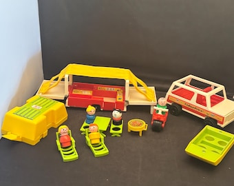 Coche familiar y caravana plegable Fisher Price de estilo clásico.
