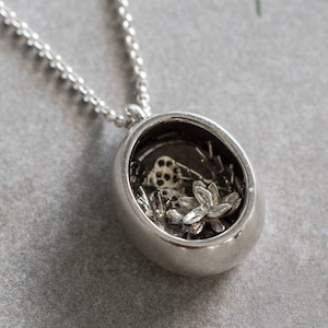 Collana di piante d'argento, Collana terrario, Collana succulenta, Gioielli ispirati alla natura per lei, Collana botanica, Collana di cactus per le donne immagine 3