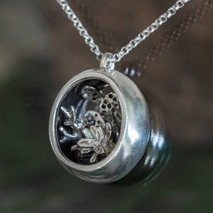 Collana di piante d'argento, Collana terrario, Collana succulenta, Gioielli ispirati alla natura per lei, Collana botanica, Collana di cactus per le donne immagine 1