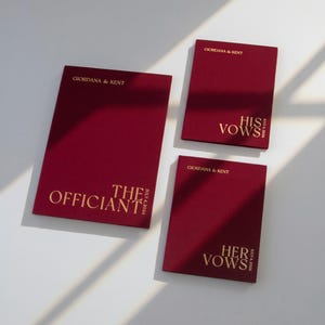 Juego de libros de votos personalizados de lino Marsala, recuerdo de la ceremonia con detalles en lámina dorada para el oficiante.