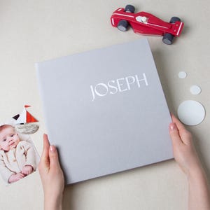 Libro de Recuerdos Personalizado para Bebé - Libro Moderno del Primer Año, Álbum de Fotos - Regalo Personalizado para Baby Shower