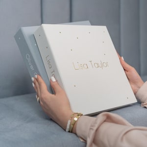 Album personalizzato per il primo anno di vita del bambino - Libro dei ricordi moderno per neonati, Album fotografico - Regalo personalizzato per baby shower - Album dei ricordi per neonati, Bianco seta, 30 pagine