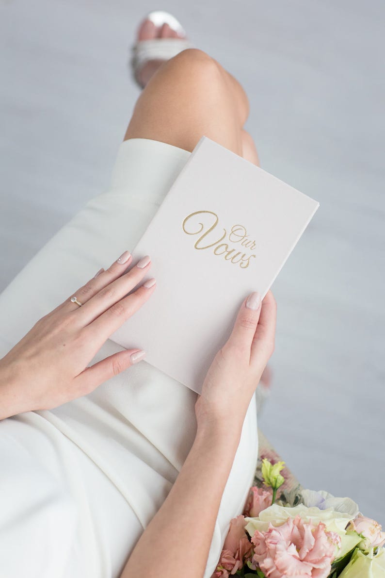 Wedding Vow Books Gold Foil Cream Keepsake Calligraphy Vows Bride and Groom Ceremony imagem 1