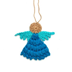 Op de afbeelding: Een gehaakt engel ornament met blauwe en turquoise vleugels en een bruin hoofd. De engel hangt aan een bruin touwtje.