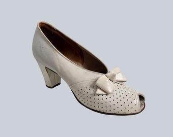 Vintage 1930er Jahre Ivory Leder Peep Toe Perforierte Pumps Schleifen Gr. 8.5