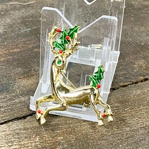 VINTAGE Signed Gerry&#39;s Gold Tone Reindeer Brooch Pin Mistletoe Christmas
