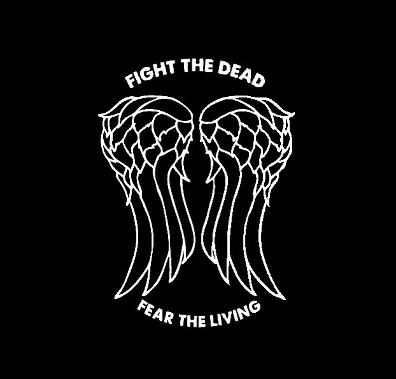 Pu&ograve; includere: Grafica in bianco e nero con il testo "Fight the Dead Fear the Living" e un'immagine stilizzata di ali.