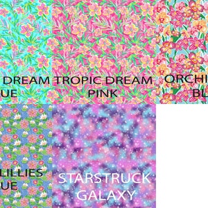Pu&ograve; includere: Un collage di campioni di tessuto con motivi floreali e galattici. I campioni sono etichettati con nomi e colori, tra cui "Tropic Dream Blue", "Tropic Dream Pink", "Orchid Sky Blue", "Water Lilies Blue" e "Starstruck Galaxy".