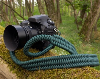 Sangle de cou Kazami par Yulis, bandoulière pour appareil photo tressée à la main en paracorde. 100 cm / Vert forêt profonde