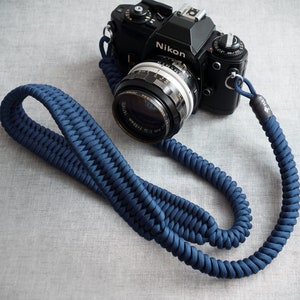 Kazami Umhängegurt von Yulis, handgeflochtener Kamera-Schultergurt aus Paracord.  100 cm / Nachtblau