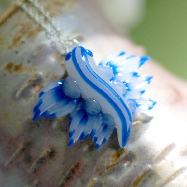 Collier Glaucus Atlanticus Nudibranche, totem de limace de mer dragon bleu