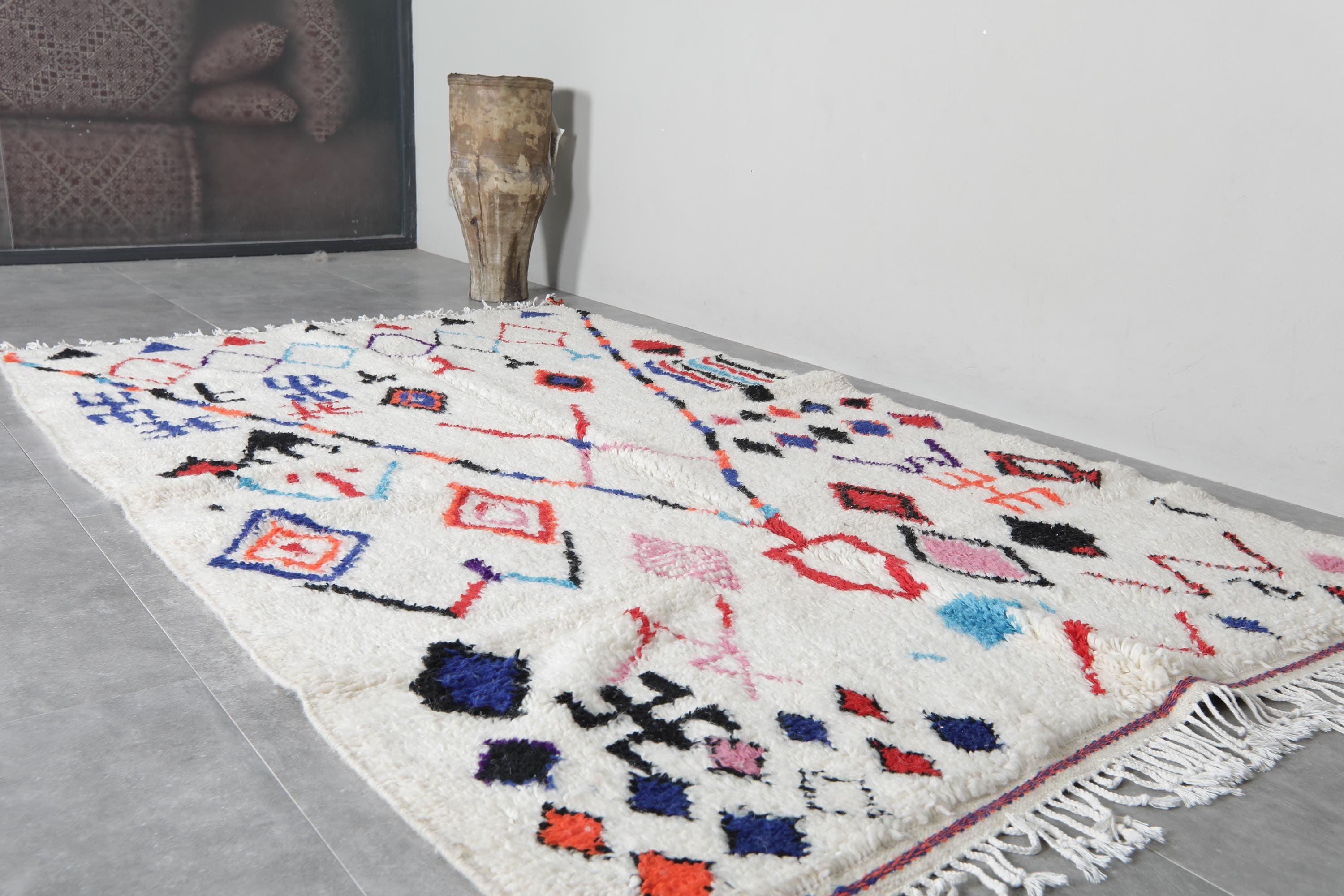 モロッコ風抽象ラグ 4.9x8フィート - ハンドメイドのカラフルなウール