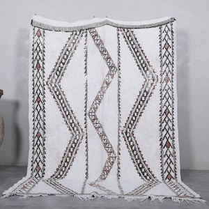 Vintage moroccan flatweave rug 5.6x7.7 ft -Beni Ourain tribal rug – White moroccan wool area rug with geometric patterns
