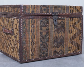 Vintage Holztruhe - Marokkanische Truhe - Marokkanische Kiste - Kostenloser Versand - H 40 cm x L 45 cm x B 58 cm - Handgeschnitzter Stamm