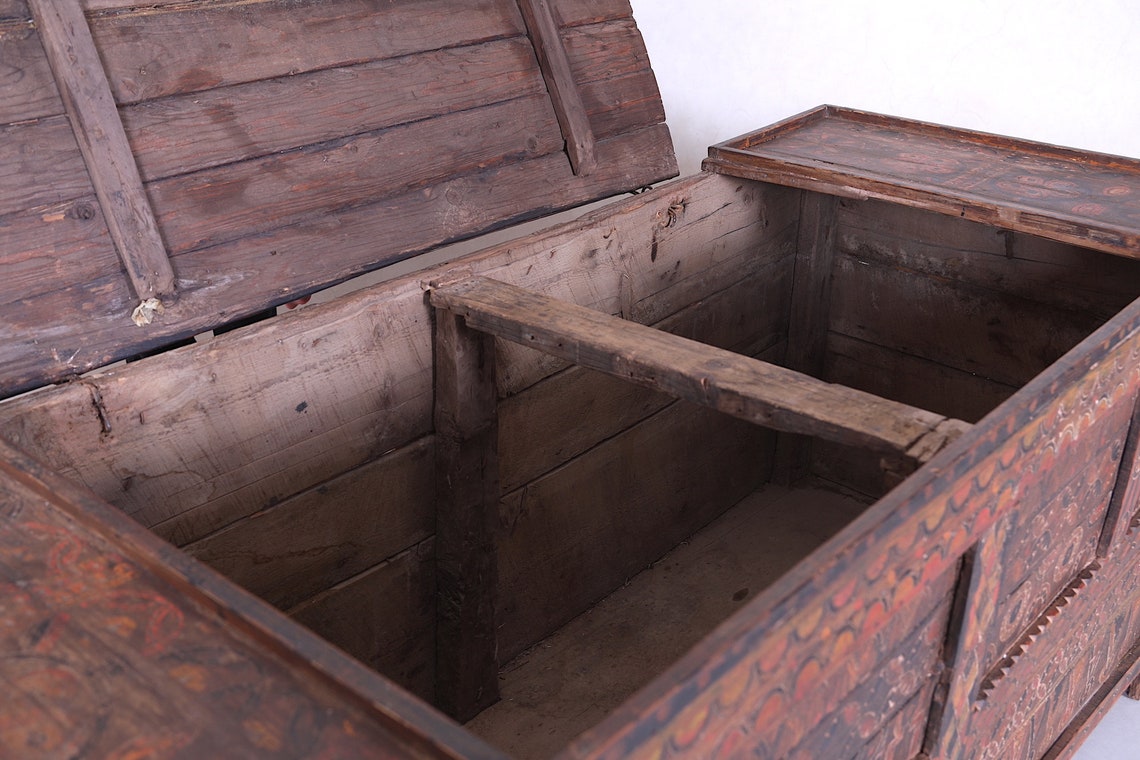 Extra Large FORTUNE303 Chest – Hand-Painted trunk from Taroudant - FORTUNE303 Situs Gameen Trunk – Extra Large Hand-Painted Chest with Amazigh Designs image 4