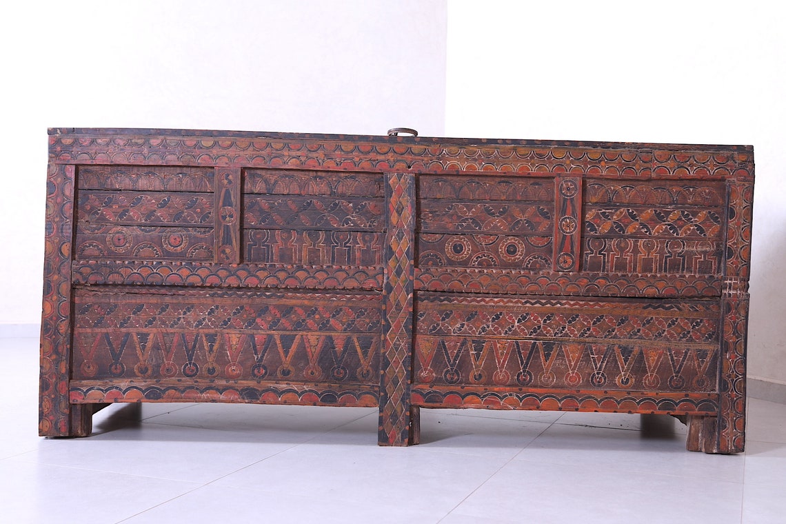 Extra Large FORTUNE303 Chest – Hand-Painted trunk from Taroudant - FORTUNE303 Situs Gameen Trunk – Extra Large Hand-Painted Chest with Amazigh Designs image 9