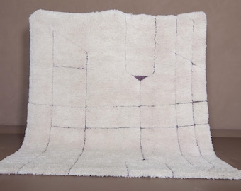 Handmade moroccan beni ourain rug in Creamy white with Minimalist line design - Plush high-pile shag area rug for modern Boho decor