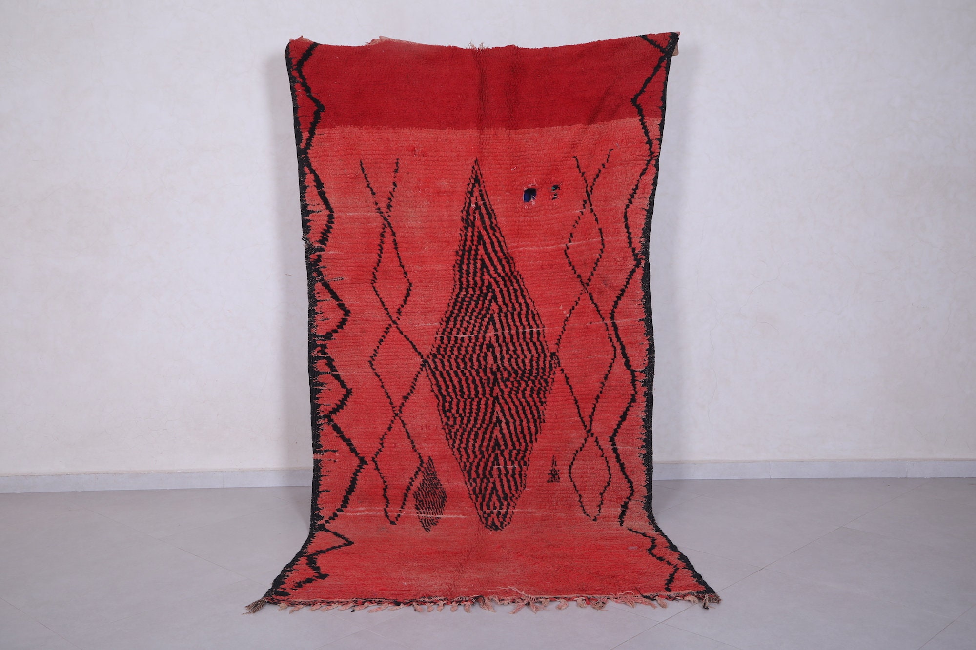Alfombra marroquí de lana roja de 1,3 x 2,5 metros – Alfombra bereber vintage roja con motivo abstracto de rombos – Alfombra bereber tribal hecha a mano