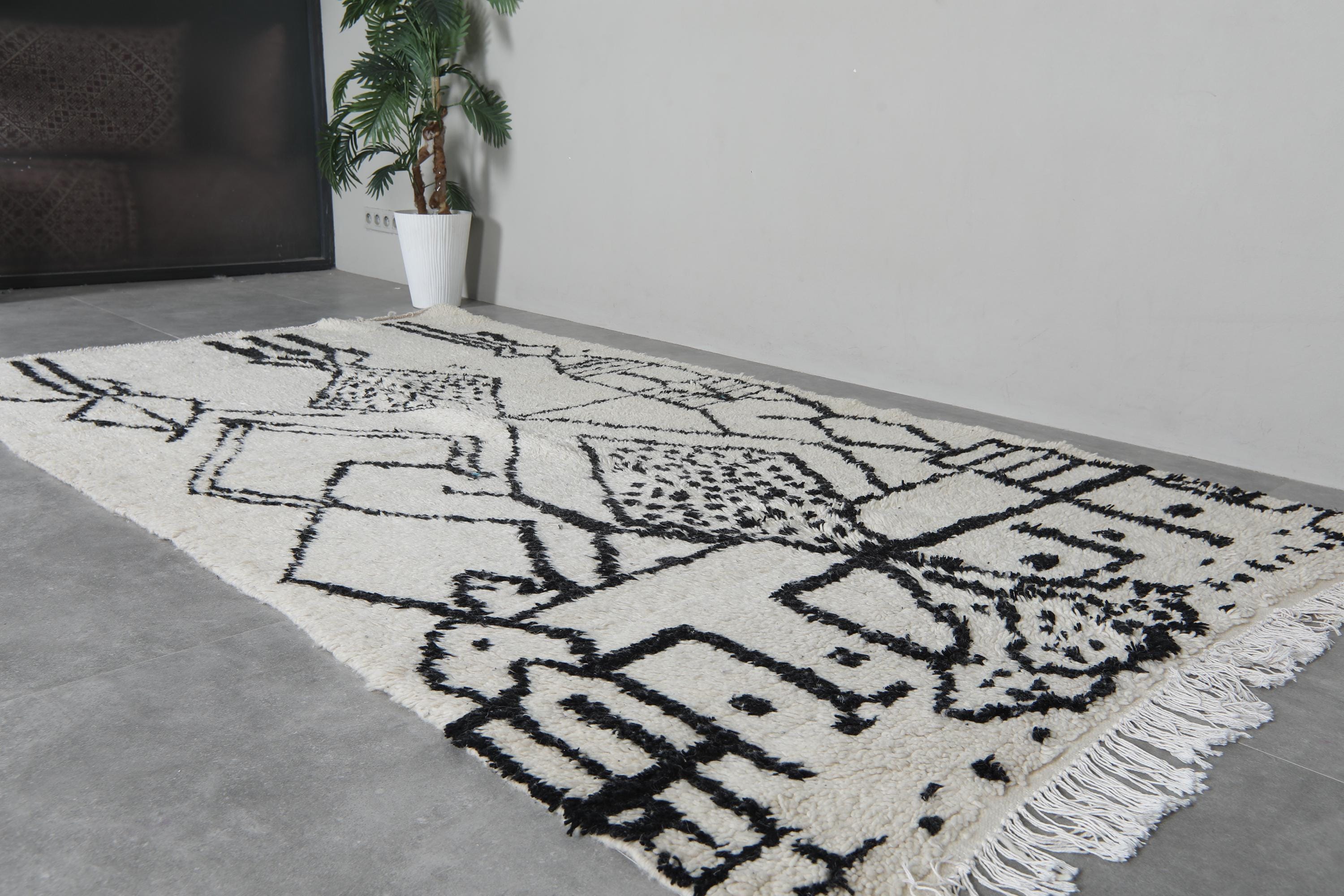 抽象的なモロッコウールラグ 5x8.6フィート - ブラックとアイボリーの