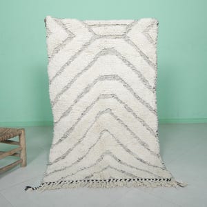 Moroccan Beni ourain rug 3x4.9 ft – Small moroccan wool rug with chevron black lines – Handmade shaggy ivory berber rug