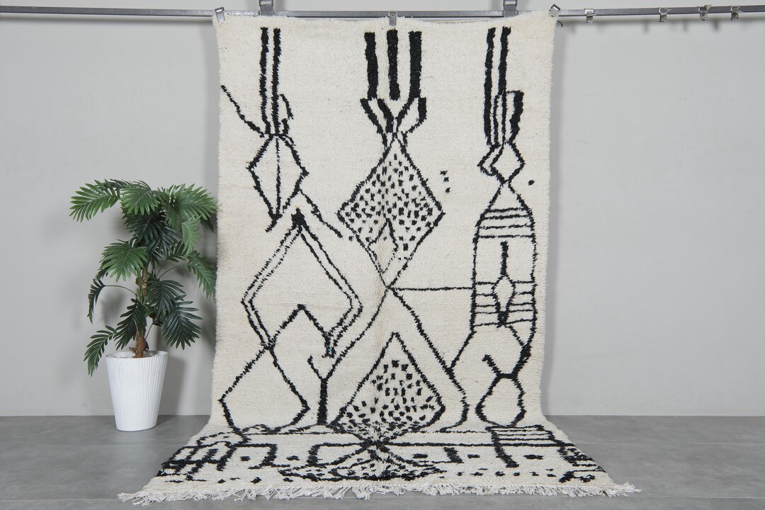 抽象的なモロッコウールラグ 5x8.6フィート - ブラックとアイボリーの