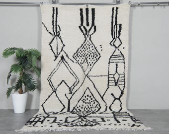 抽象的なモロッコウールラグ 5x8.6フィート - ブラックとアイボリーの