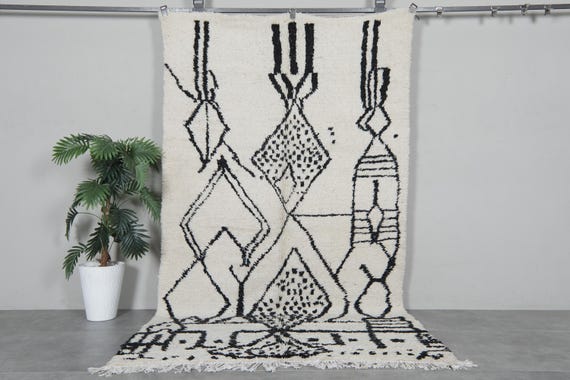 抽象的なモロッコウールラグ 5x8.6フィート - ブラックとアイボリーの