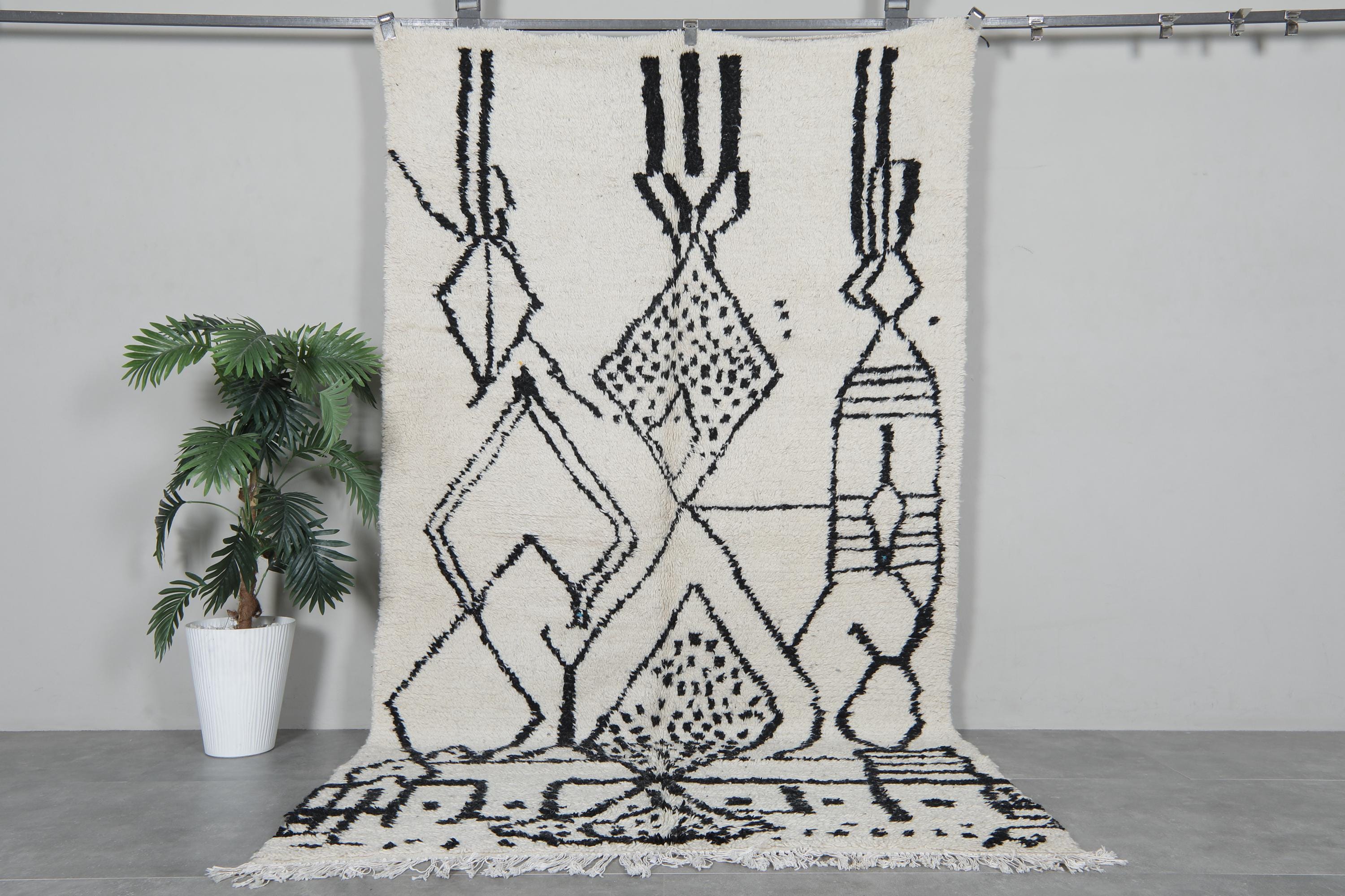 抽象的なモロッコウールラグ 5x8.6フィート - ブラックとアイボリーの