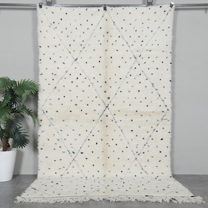 Ivory Beni ourain Rug 4.7 x 8.1 ft – Moroccan berber wool rug with playful black details – Diamond Lattice & Dotted moroccan rug