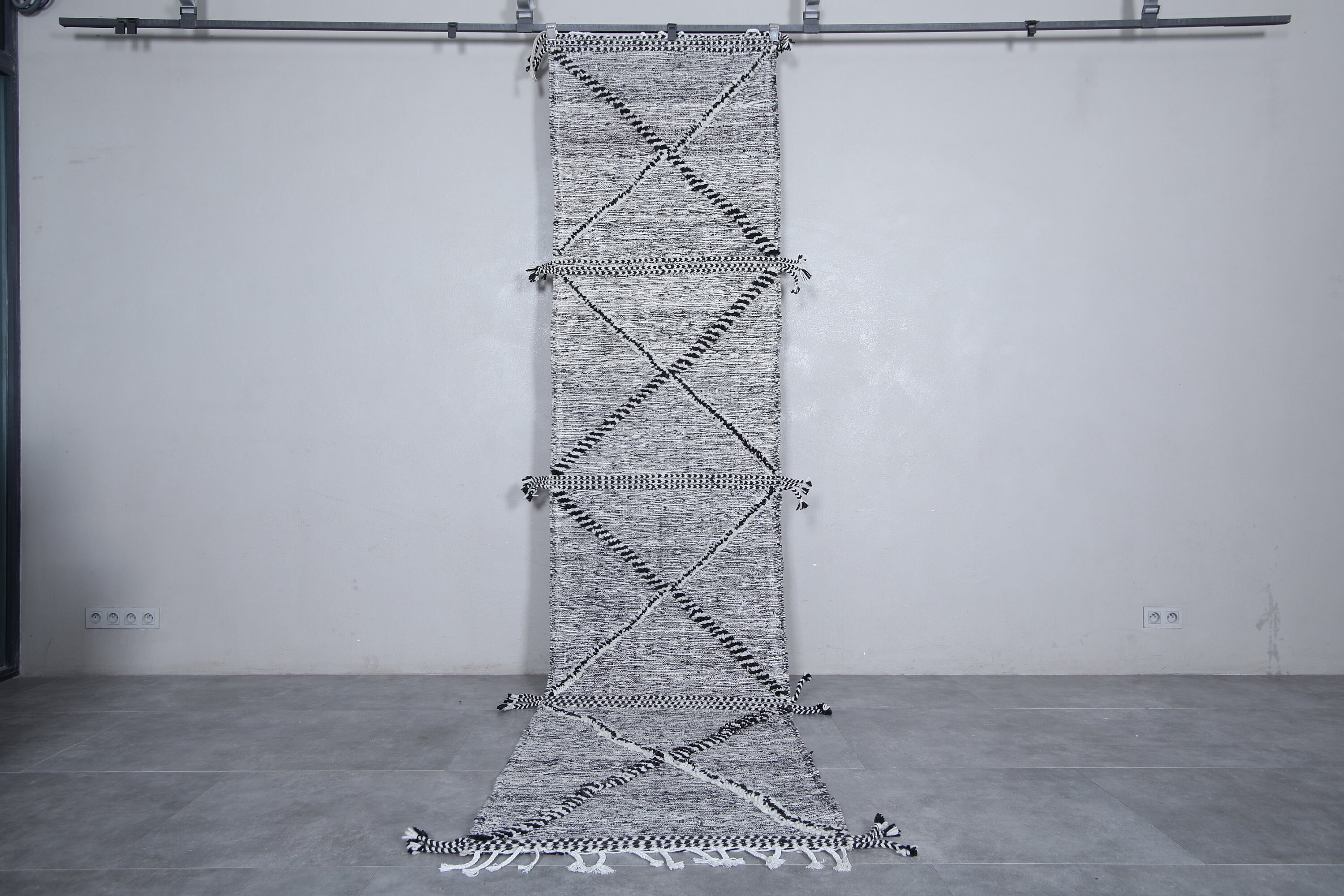 モロッコ製ランナーラグ 2.9 x 12.3 フィート – 長い黒と白のベルベル