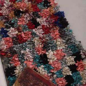 Puede incluir: Una alfombra colorida tejida a mano con retazos de tela reciclados. La alfombra tiene una variedad de colores, incluyendo rosa, rojo, azul, verde y blanco. La alfombra est&aacute; hecha en estilo patchwork, con diferentes piezas de tela cosidas juntas para crear un dise&ntilde;o &uacute;nico. La alfombra es perfecta para agregar un toque de estilo bohemio a cualquier habitaci&oacute;n.