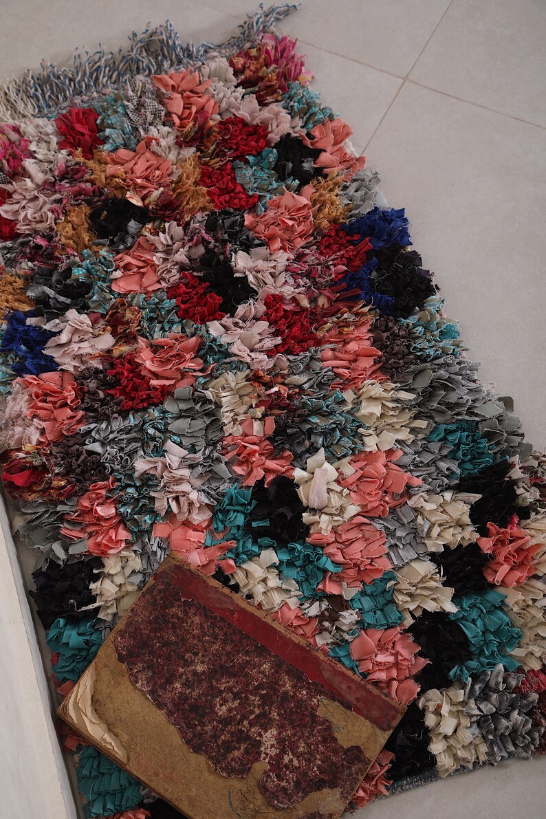 Puede incluir: Una alfombra colorida tejida a mano con retazos de tela reciclados. La alfombra tiene una variedad de colores, incluyendo rosa, rojo, azul, verde y blanco. La alfombra est&aacute; hecha en estilo patchwork, con diferentes piezas de tela cosidas juntas para crear un dise&ntilde;o &uacute;nico. La alfombra es perfecta para agregar un toque de estilo bohemio a cualquier habitaci&oacute;n.