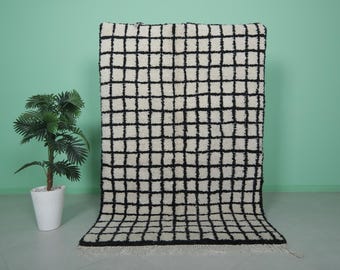 モロッコ ベニ・ウライン チェック柄ウールラグ 4.6x7.1フィート - 黒とアイボリーの格子模様のモロッコラグ - ハンドメイドのミニマリストなベニ・ウラインラグ