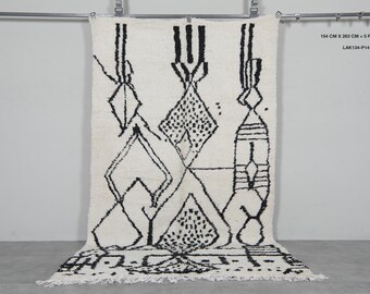 抽象的なモロッコウールラグ 5x8.6フィート - ブラックとアイボリーの