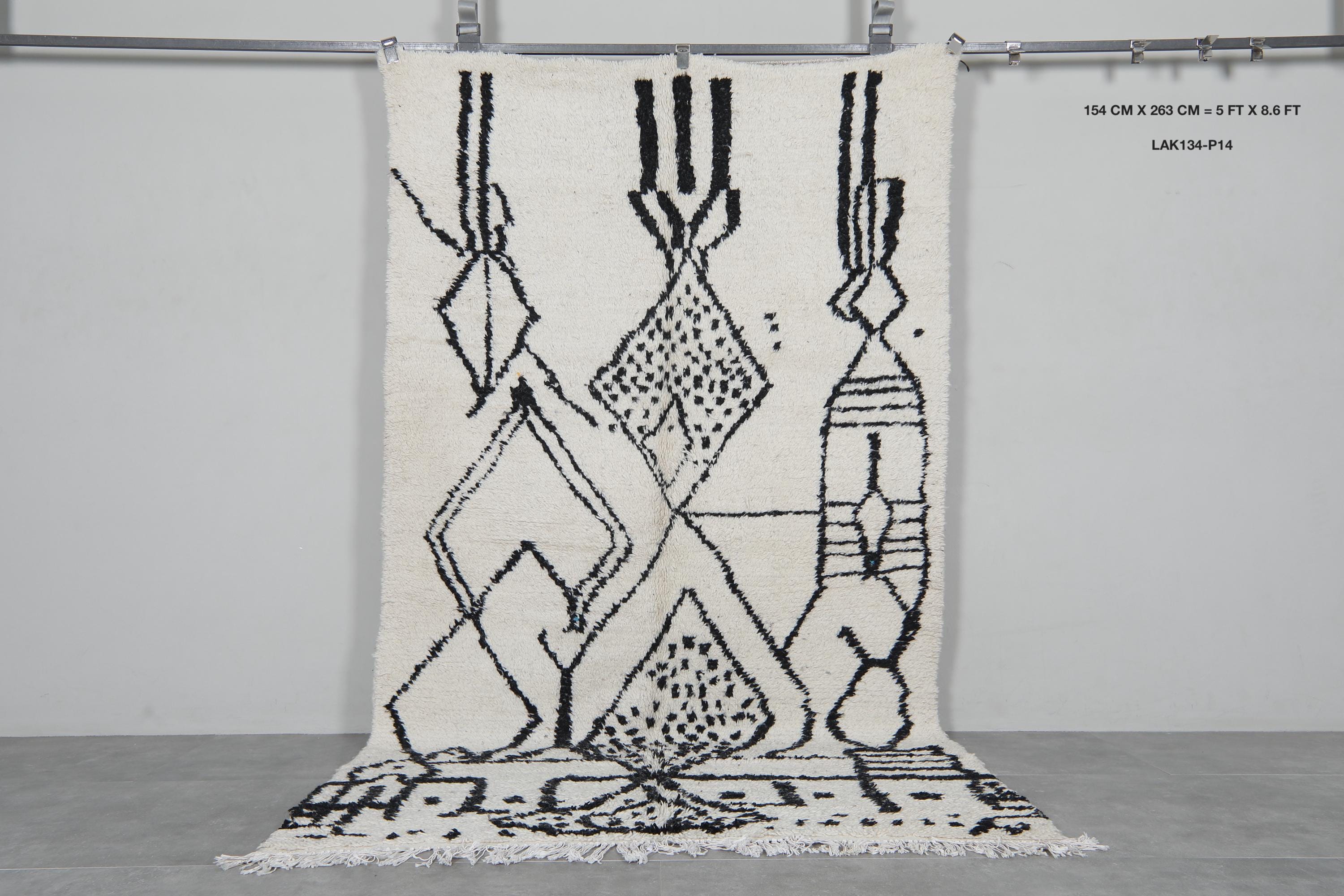 モロッコ　ラグ 抽象的なモロッコウールラグ 5x8.6フィート - ブラックとアイボリーの