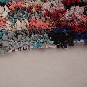 Puede incluir: Una alfombra colorida hecha de retazos de tela, con una variedad de colores y texturas. La alfombra est&aacute; hecha en estilo patchwork, con diferentes piezas de tela cosidas juntas para crear un dise&ntilde;o &uacute;nico.
