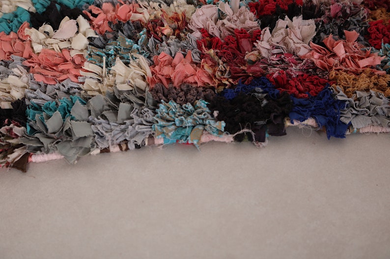 Puede incluir: Una alfombra colorida hecha de retazos de tela, con una variedad de colores y texturas. La alfombra est&aacute; hecha en estilo patchwork, con diferentes piezas de tela cosidas juntas para crear un dise&ntilde;o &uacute;nico.