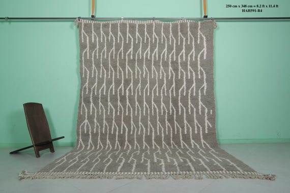 ハンドメイドのグレーのモロッコラグ 8.2 x 11.4フィート – 白い枝模様