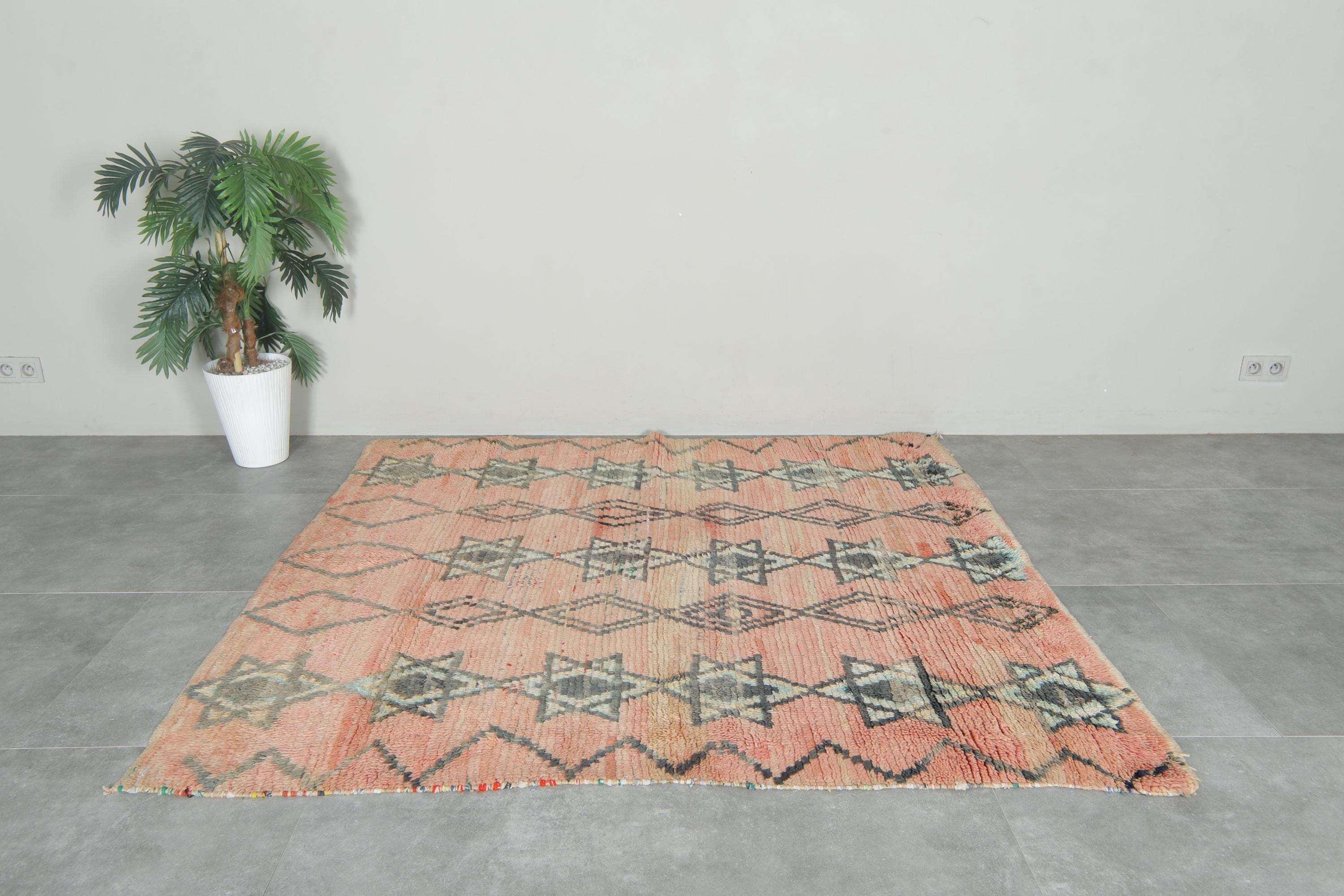 ヴィンテージラグ　トライバルラグ　モロッコ ヴィンテージ風ラグ TOCORU Series トライバル柄ラグ ループ レッド