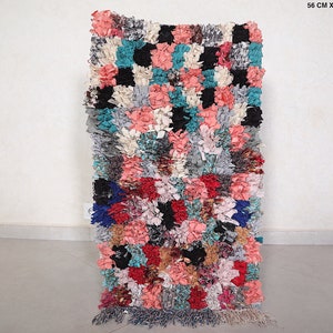 Puede incluir: Una alfombra colorida tejida a mano con un patr&oacute;n a cuadros. La alfombra est&aacute; hecha de tela reciclada y tiene una textura esponjosa. Mide 56 cm x 102 cm, o 1,8 pies x 3,3 pies. STL156-3
