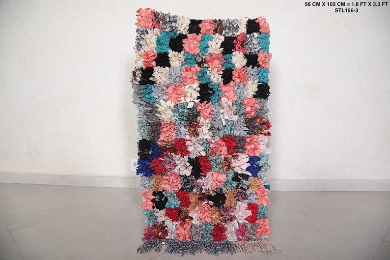 Puede incluir: Una alfombra colorida tejida a mano con un patr&oacute;n a cuadros. La alfombra est&aacute; hecha de tela reciclada y tiene una textura esponjosa. Mide 56 cm x 102 cm, o 1,8 pies x 3,3 pies. STL156-3
