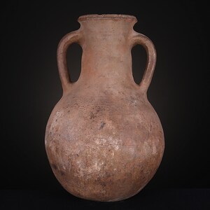 Puede incluir: Una &aacute;nfora de terracota marr&oacute;n con dos asas. La &aacute;nfora es una jarra grande de cuerpo redondo con cuello estrecho.